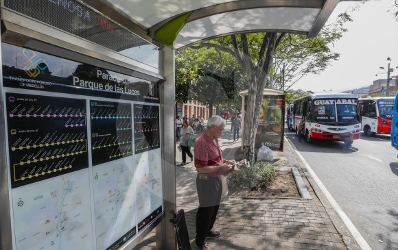 En los paraderos inteligentes de buses en Medellín falta cultura ciudadana
